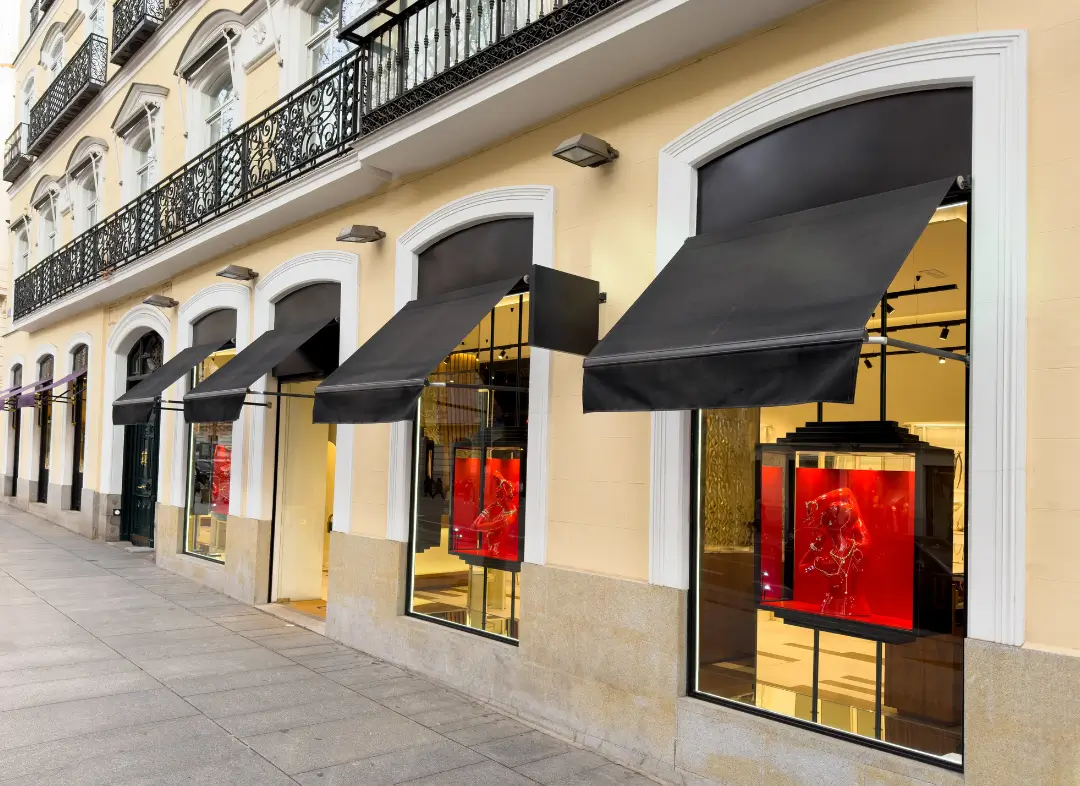 Façade vitrine de magasin en aluminium sur mesure à Garons
